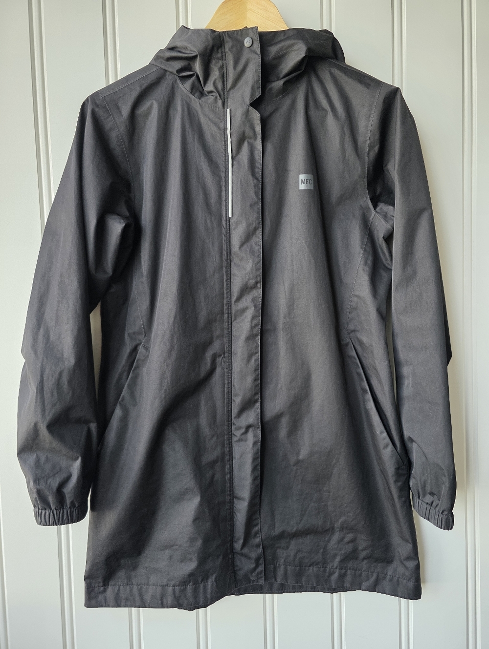 MEC Youth Black Mesh Lined Rain Jacket Summer Spring Waterproof Size 14